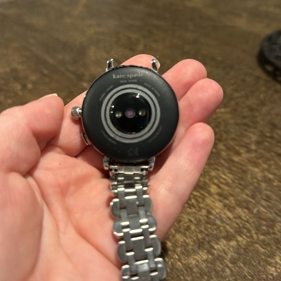 The Kate Spade Scallop Smartwatch DW7K1 MAY OR MAY NOT WORK - Picture 6 of 8